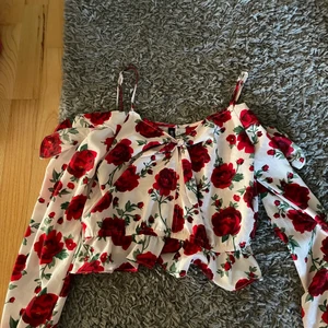 Hm blus  - Söt blus ifrån hm i storlek S! Den är uppvikt på andra bilden och inte uppvikt på tredje, hör av dig om du har frågor🫶🏻💛