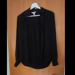 Blus - En svart blus. Från h&m. Är genomskinlig 