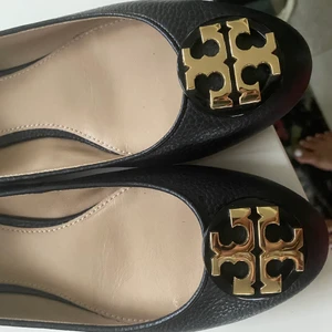 Skor  - Säljer mina fina ballerina från tory burch som endast använts två korta stunder och säljs pga felköp. Skorna är i stl 39 och som nya! Inga defekter.