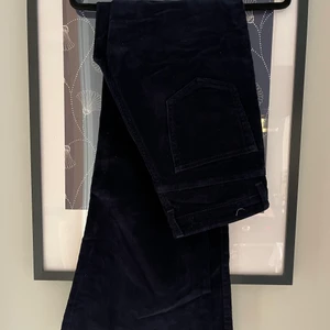 Manchester bootcut jeans - Mörkblå Manchester byxor. Modellen är bootcut och är bra i längd på en person som är 170 cm lång. Köpte på zara för 499kr.