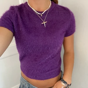 Fluffig t shirt - Säljer denna t shirt i ”fluffigt” material i superfin lila skimmrig färg 