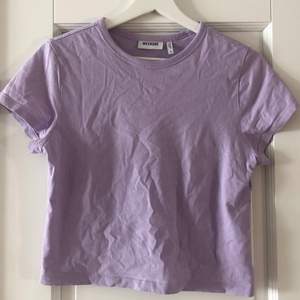 En lila t-shirt i storlek S! 30:-
