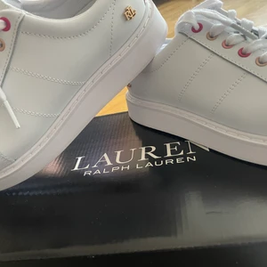 Skor sneakers ralph lauren  - oanvända skor köpta på NK 