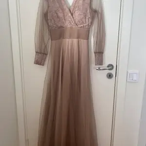 Jätte fin smutsrosa klänning till bröllop/fest 