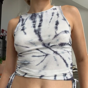 Tie dye linne - Ett coolt linne från HM som har justerbara snören! Sitter skönt på och är stretchig i materialet. Har ett fåtal korta trådar som hänger ut på den högra sidan, men det är inget man tänker på💖