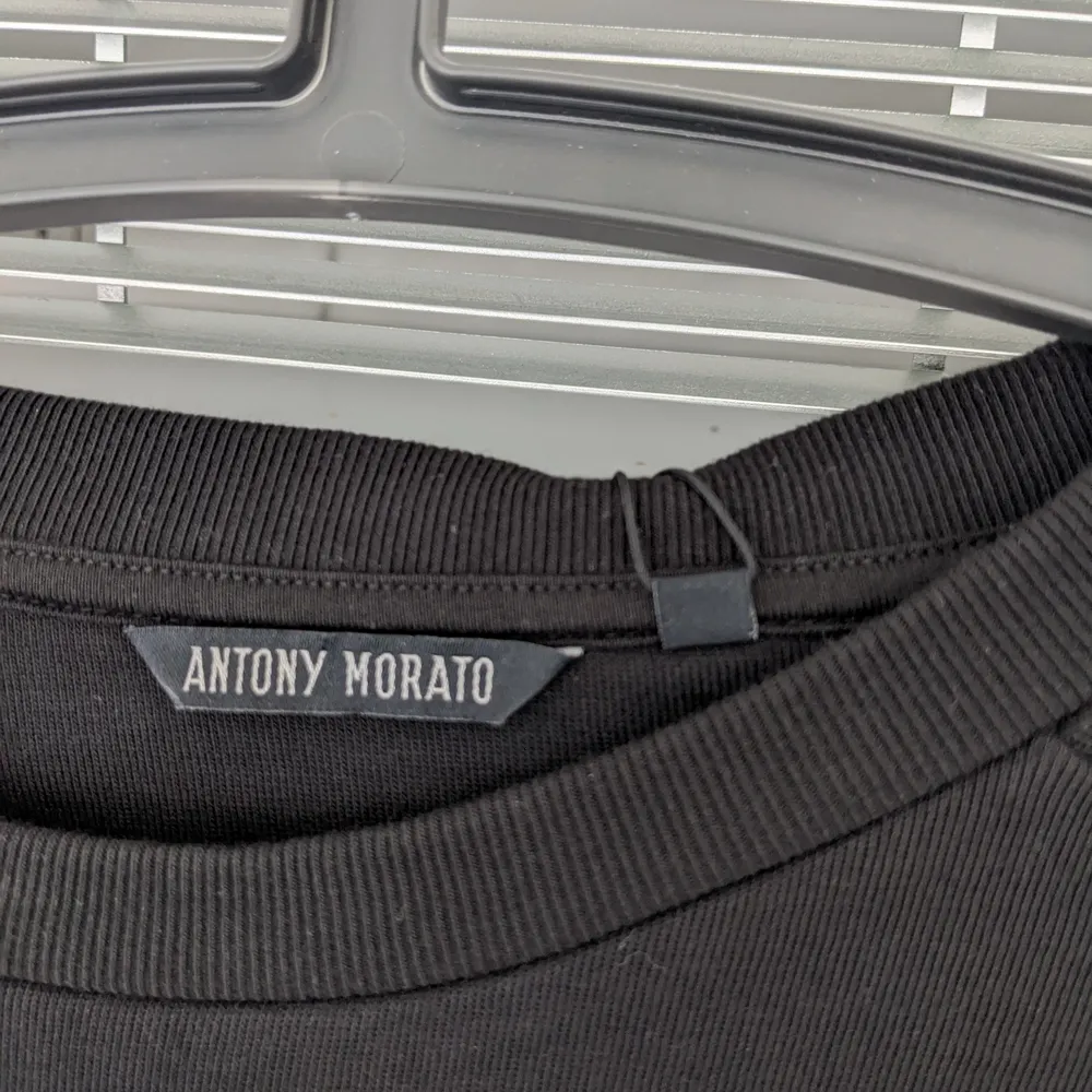 Säljer en helt ny sweatshirt med tags från märket Antony Morato. Inköpt i London men aldrig kommit till användning. . Tröjor & Koftor.