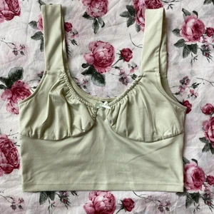 grönt linne - grönt linne från hm divided. har använts men är fortfarande i perfekt skick!