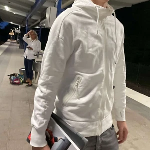 C.p company zip hoodie  - C.p company zip hoodie vit  Kostar 2700kr  Finns qrkod i fickan så att man ser att den e äkta har också konto utdrag! 