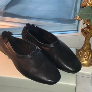 svarta vagabond ballet flats! - svarta låga ballerina skor i läder! fint skick och bra kvalitet ✨ från vagabond i storlek 36
