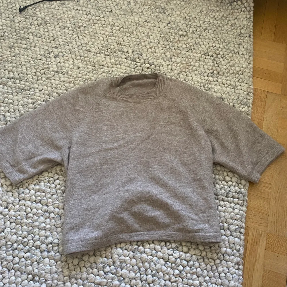 Säljer nu min sååå fina tröja från &stories, ser verkligen helt ny ut och ändats andvänd typ 2 gånger, storlek S❤️ säljer föe 410kr DIREKTPRIS: 510. Stickat.