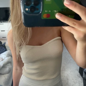 Stickad bandeautopp från zara - Stickad beige bandeautopp från zara, knappt använd😍