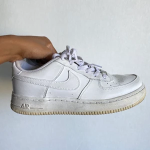 White Air force 1  - Säljer mina vita Air force 1s! True to size och i bra skick😁