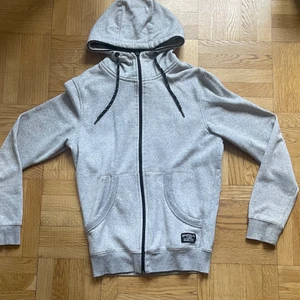 Grå zip up - As skön basic grå zip up hoodie.