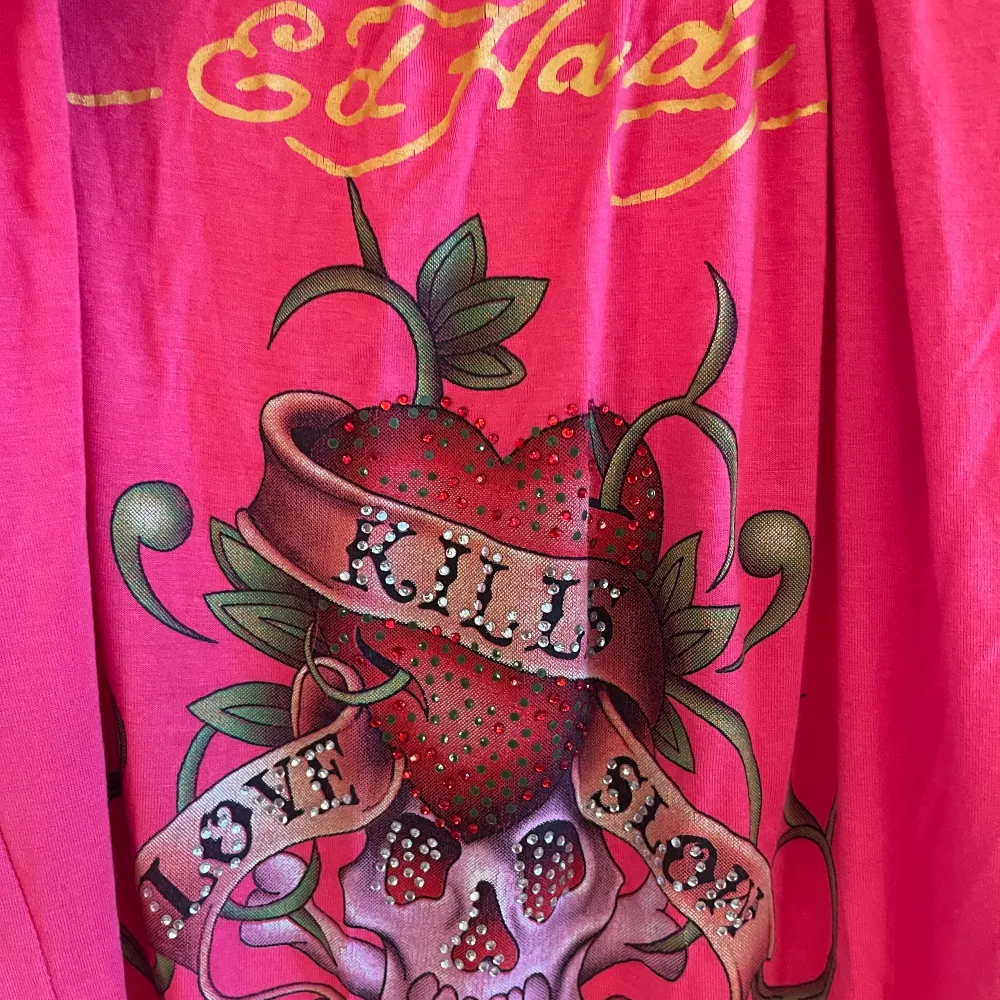 Cool Ed Hardy tröja i bra skick. Frakt 69kr. Hör av er vid frågor!. Yläosat.