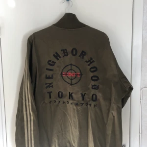 Adidas Neighborhood Track Jacket - Ganska gammal men inte särskilt använd och bra förvarad, storlek XL. Har även matchande byxor.