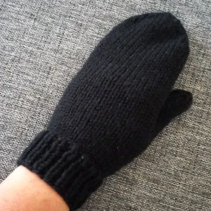 Svarta hemstickade vantar stl XS/S - Här ett par nya, supersnygga vantar i svart. Stickade i ett garn som är varmt och skönt, men inte stickigt. Kan tvättas i 40 grader. Följ mig för nyheter!