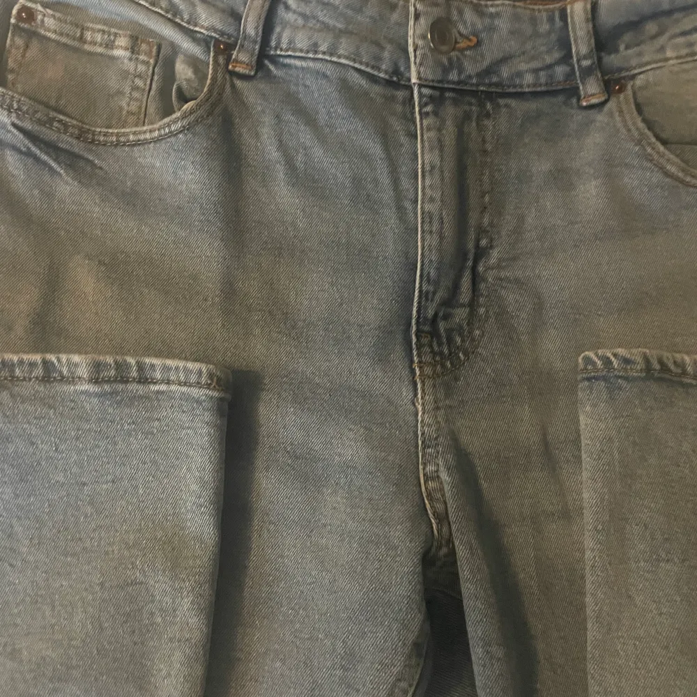 Hej,säljer ett par blåa jeans från hm ansvönda 1 gång lappen av klippt lågmidjade!. Jeans & Byxor.