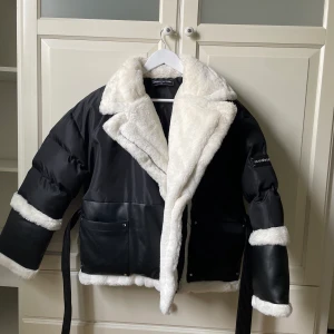 Maniere De Voir Vinterjacka - Vinterjacka från Maniere devoir. Helt oanvänd pga resa förra året och kommer även resa nu i vinter.  Supervarm och man kan även knyta den i midjan. Veganskt läder! Köpt för 140£