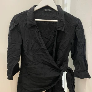 Linneblus ZARA - Svart linneblus med knyte från ZARA. Storlek S. 