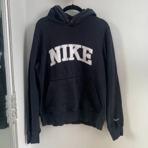 Nike hoodie - (Inga bilder på. Skriv till mig innan ni köper!) OM MÅNGA ÄR INTRESSERADD BLIR DET BUDGIVNING!  Vintage marinblå Nike hoodie i storlek S💙passar en M också. små fläckar på texten och inget snöre till luvan! Fraktkostnaden kan variera beroende på betalsätt🖤