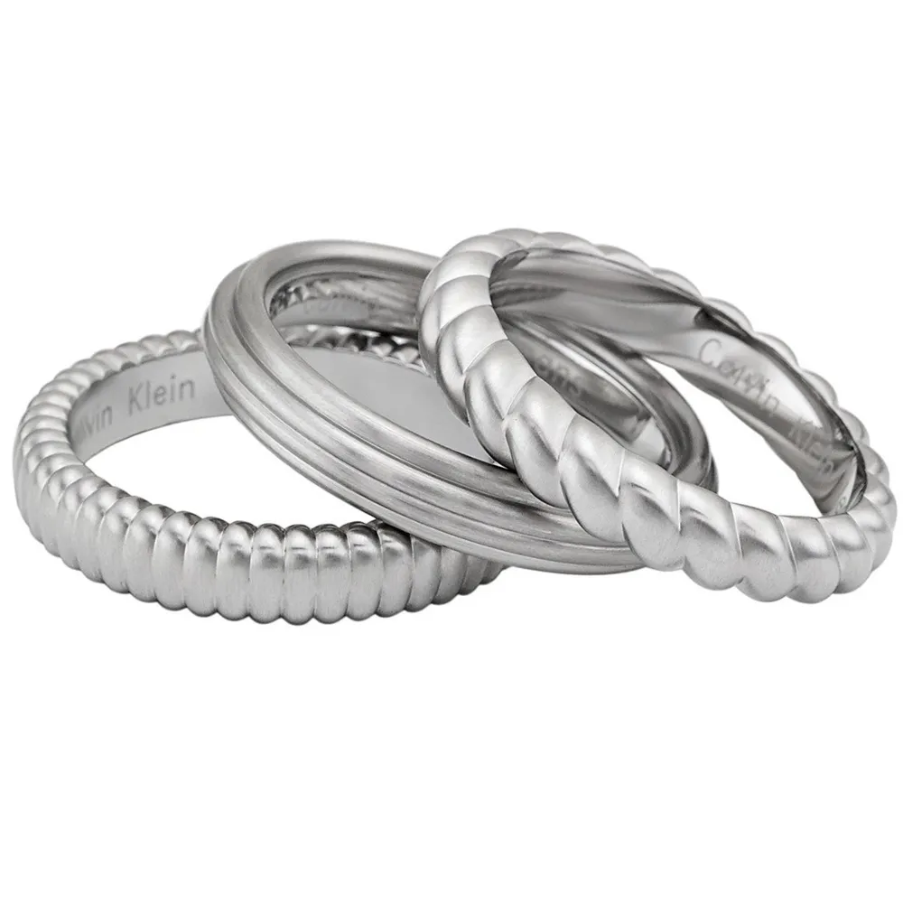 Ett sett ringar från Calvin Klein köpte nypris för lite över 800 de är i rostfritt stål köparen står för frakten✨. Accessoarer.