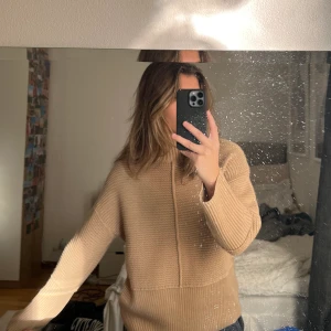 beige stickad tröja 😍 - As snygg och stilren brun beige stickad tröja från Nakd! Nästintill helt oanvänd och får tyvärr ingen användning för den 😍😍