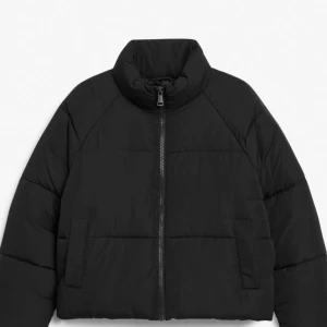 Puffer jacket - Säljer min puffer jacket från monki. Knappt använd så väldigt bra skick. Har två fickor och är cropped. Lagom varm:)