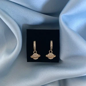 SATURNUS #006 - Guldpläterade örhängen med kubisk zirkona-sten! Så himla fina och glimmar verkligen😍! Artikelnummer: 006, skriv till oss förbeställning eller ”köpt direkt” om så önskas!🌈🌈