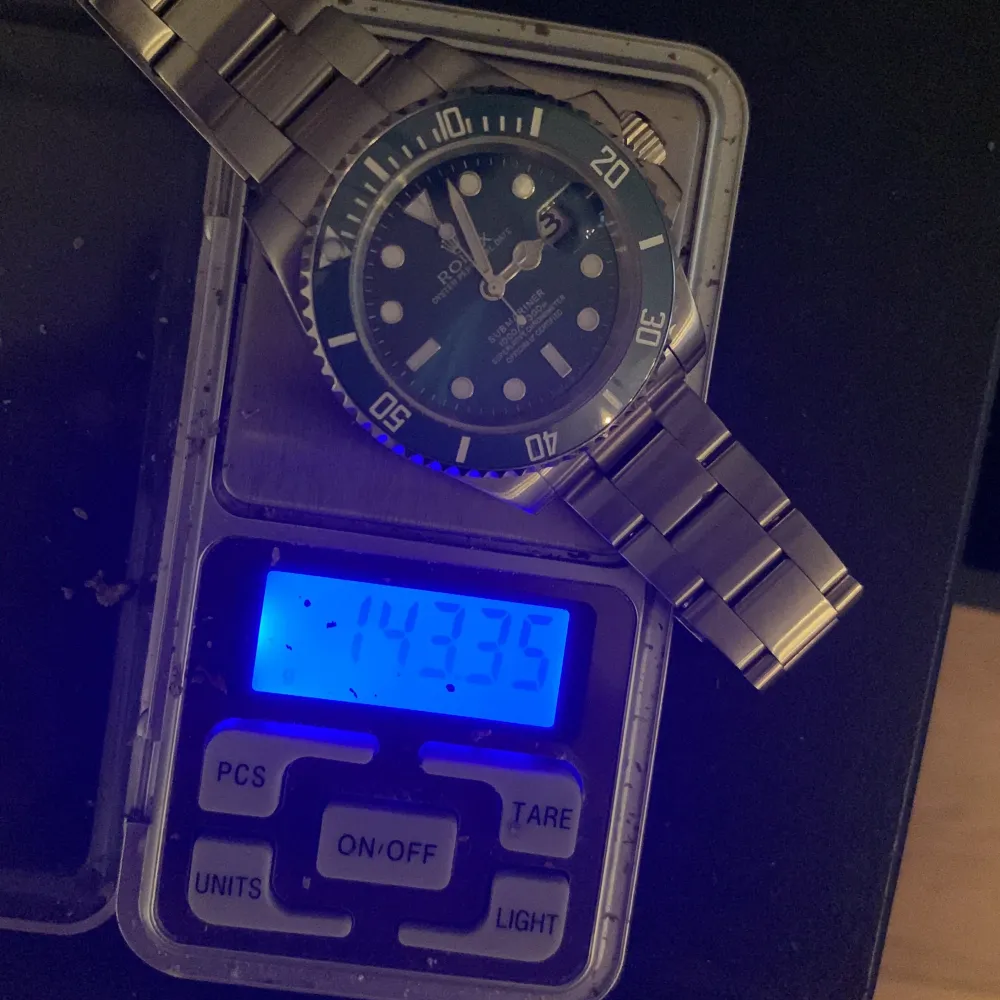 Rolex 1:1 kopia i ny skick, den är automatiskt så den går inte på batterier, har 1-3 bitar till armbandet så man kan förlänga den. Och den har så man kan justera armbandet med ett glid lås. Accessoarer.