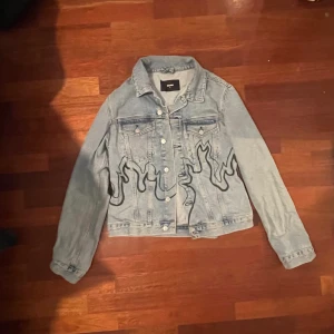 Jeansjacka  - Jeansjacka från Bikbok med unik målning på! Mycket gott skick, så gott som ny. Storlek M 