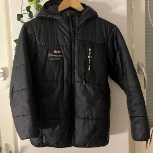 Sail racing jacka  - Säljer min Sail racing jacka som jag inte använder längre, jackan e köpt på ganska länge sen, vet inte vad storleken på den är men skulle sagt att den är en xs 💕