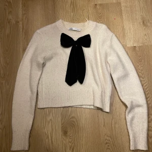 Stickad tröja - Säljer pågrund av att de inte är min stil riktigt. Jätte skön att ha på sig!!