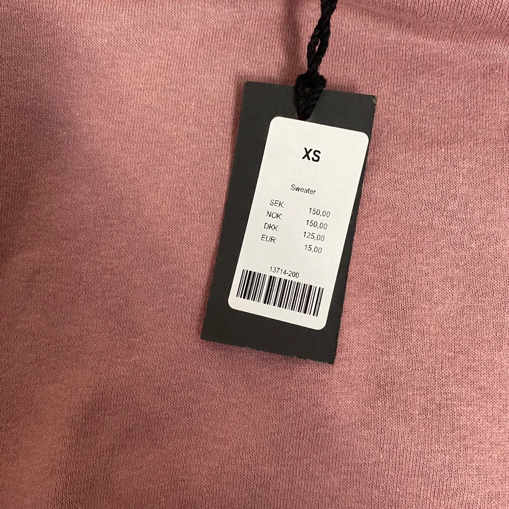 Säljer denna söta tröja som är helt oanvänd. Färgen är en fin blandning mellan rosa och lilla, är beredd att sänka priset 💗. Hoodies.