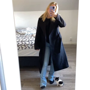 Svart kappa - Intressekoll på min svarta nya kappa från hm, slutsåld i storlek 34 verkligen superfin 😍 buda men rätt att neka! 