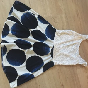 Stl s  - Vit blå blus med spets stl s bra skick 