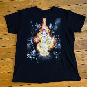 Dragonball Z tröja strl M  - en skit nice dragonball Z tröja jag köpte secondhand!! säljer då den ej kommer till användning. 