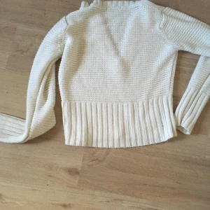 Vero moda - En vit stickad tröja oanvänd stl L