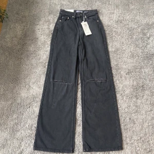 Vida jeans  - Oanvända jeans från bershka i storlek 34.