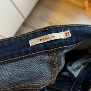 Levi’s jeans - säljer dessa levi’s jeans i modellen 715 bootcut då dom är försmå för mig i midjan. Dom är lågmidjade och i storlek 27. Passar mig som har M men lite tighta som sagt. Bud från 500kr och köparen står för frakten. (Endast testade)