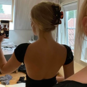 Fest tröja, öppen rygg  - En super snygg fest tröja med öppen rygg, aldrig använd 💛 