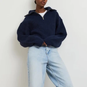 Stickad tröja med dragkedja  - Stickad tröja med dragkedja köpt på ginatricot. Säljer då den inte blivit använd. 