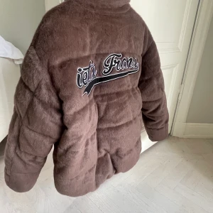 Mjuk fluffig jacka från Urban Outfiters - Otroligt mjuk, stor, skön jacka från Urban Outfiters. Inköpt i Köpenhamn. Passar mig 173 cm, 70 kg. 