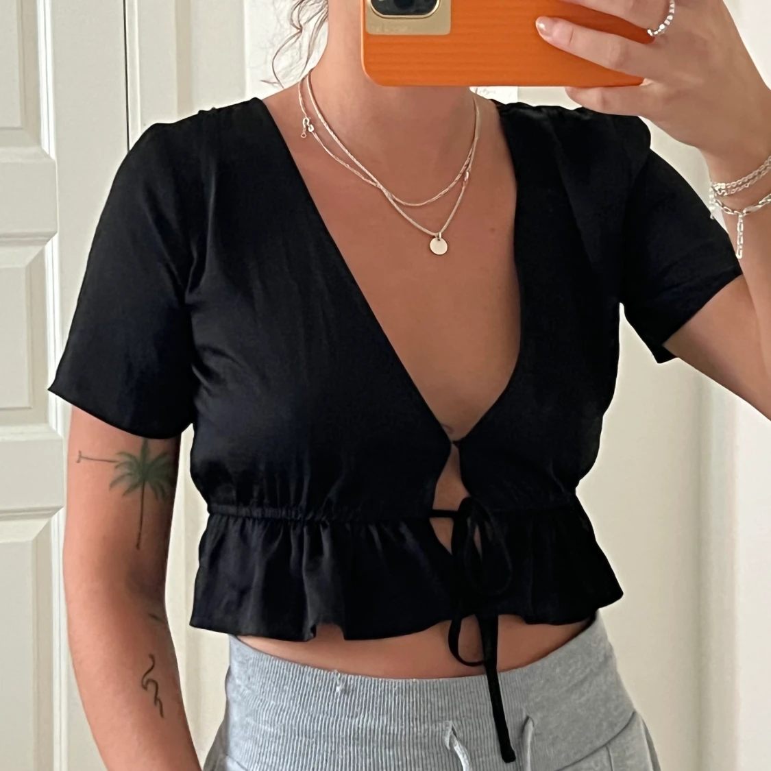 Svarta topp med volang