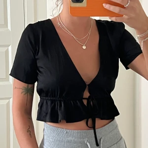 Svarta topp med volang - Från GLASSONS