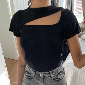 Boohoo - Topp med utskurna detaljer  - Använts 3 gånger. Ordinarie pris 200kr men säljer den för 100kr