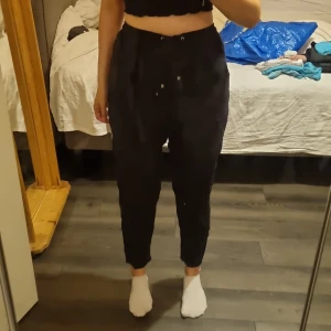 Byxor  - Byxor "AVA" från lindex. Säljer pga att dom inte kommer till användning. Superbra skick, nästan oanvända.