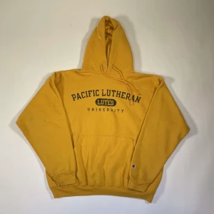 Champion hoodie - Gul champion hoodie i relativt bra skick. Finns vissa blekta märken på luvan (se bild 3)