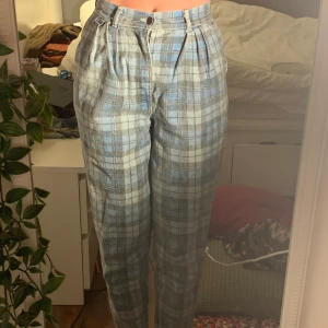 Jeans - Högmidjade rutiga jeans. Det står att de är i storlek M men de är ganska smala i midjan. Är 176cm och de passar mig med långa ben.