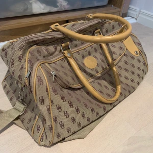 Weekend bag  - Weekendbag, lite småskavanker men annars ok skick.   