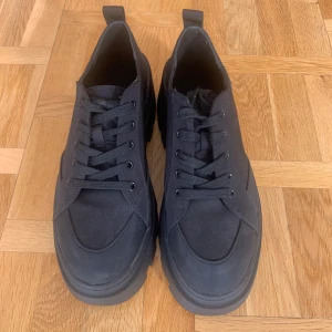 Oanvända Sneakers  - Oanvända sneakers med profilerad yttersula. Storlek 39
